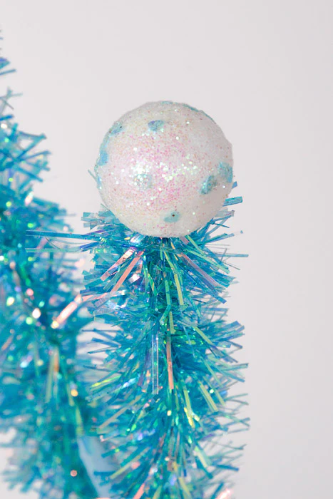 23" Tinsel And Glitter Ball Spray Blue - Image 3