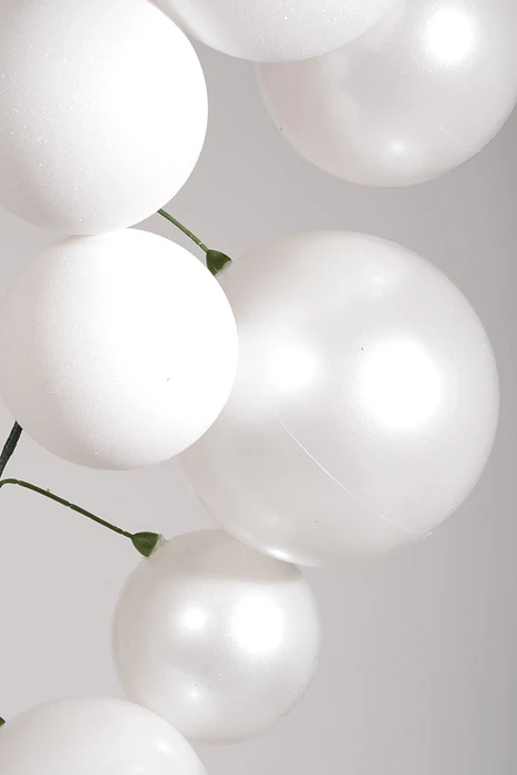 6Ft Plastic Shinny/Matte Ball Garland White - Image 2